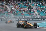 Foto zur News: Oscar Piastri (McLaren) und Lando Norris (McLaren)