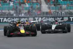Foto zur News: Max Verstappen (Red Bull) und George Russell (Mercedes)