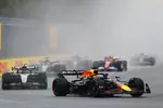 Foto zur News: Andrea Kimi Antonelli, Max Verstappen (Red Bull) und George Russell (Mercedes)