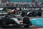 Foto zur News: Andrea Kimi Antonelli, George Russell (Mercedes) und Lewis Hamilton (Ferrari)