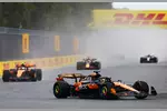 Foto zur News: Oscar Piastri (McLaren), Lando Norris (McLaren) und Max Verstappen (Red Bull)