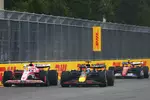 Foto zur News: Max Verstappen (Red Bull), Isack Hadjar (Racing Bulls) und Lewis Hamilton (Ferrari)
