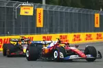 Foto zur News: Lewis Hamilton (Ferrari) und Max Verstappen (Red Bull)