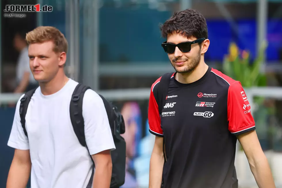 Foto zur News: Esteban Ocon (Haas) und Mick Schumacher