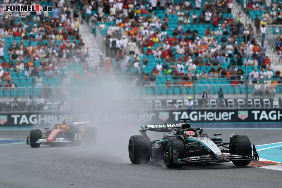 Foto zur News: George Russell (Mercedes) und Lewis Hamilton (Ferrari)