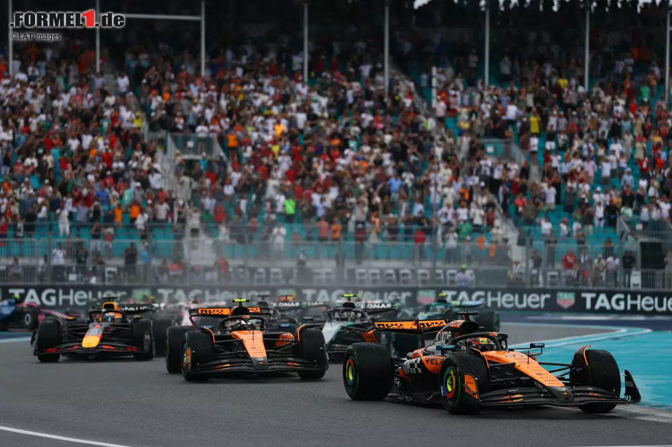 Andrea Kimi Antonelli, Oscar Piastri (McLaren), Lando Norris (McLaren) und Max Verstappen (Red Bull) Foto zur News: Andrea Kimi Antonelli, Oscar Piastri (McLaren), Lando Norris (McLaren) und Max Verstappen (Red Bull)