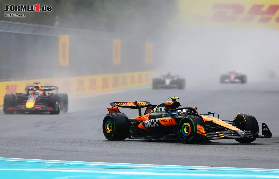 Foto zur News: Lando Norris (McLaren) und Max Verstappen (Red Bull)