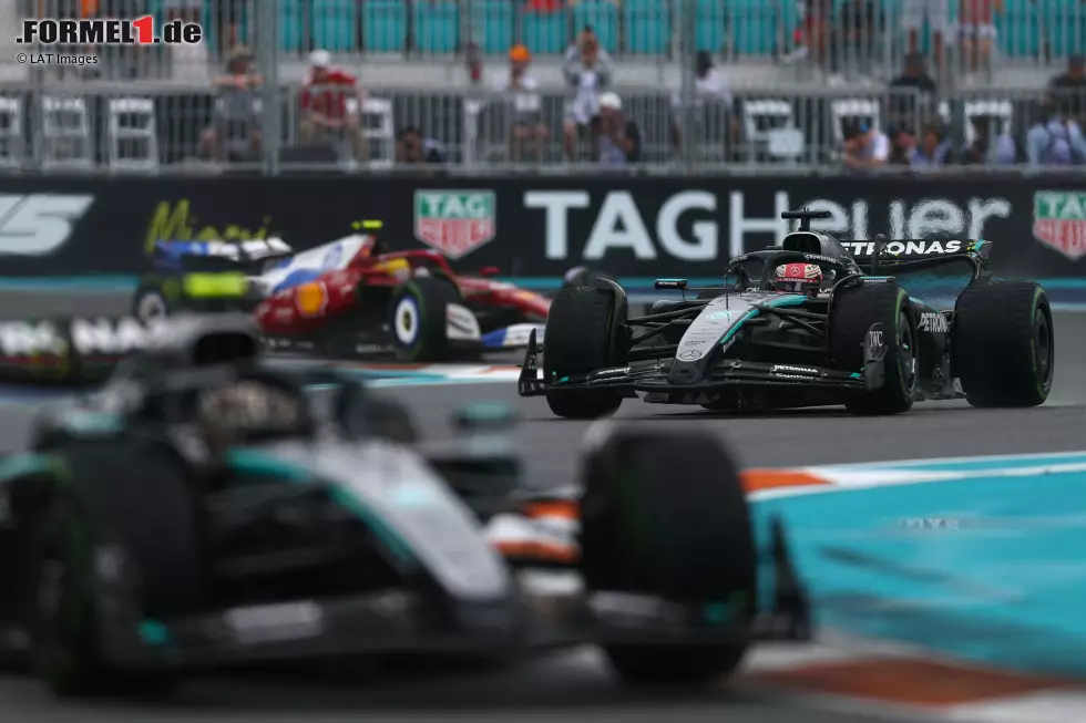 Foto zur News: Andrea Kimi Antonelli, George Russell (Mercedes) und Lewis Hamilton (Ferrari)