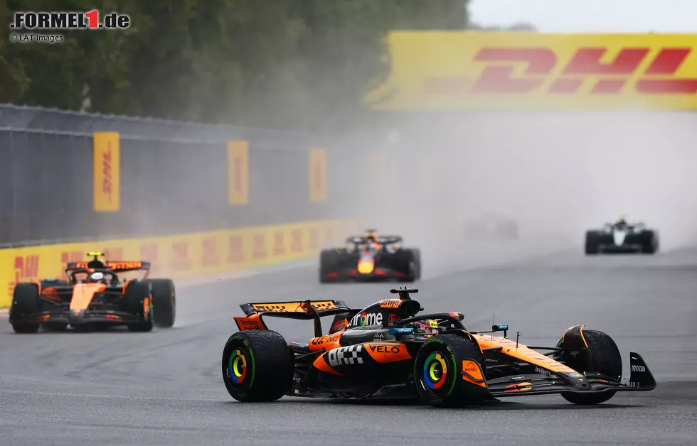 Foto zur News: Oscar Piastri (McLaren), Lando Norris (McLaren) und Max Verstappen (Red Bull)