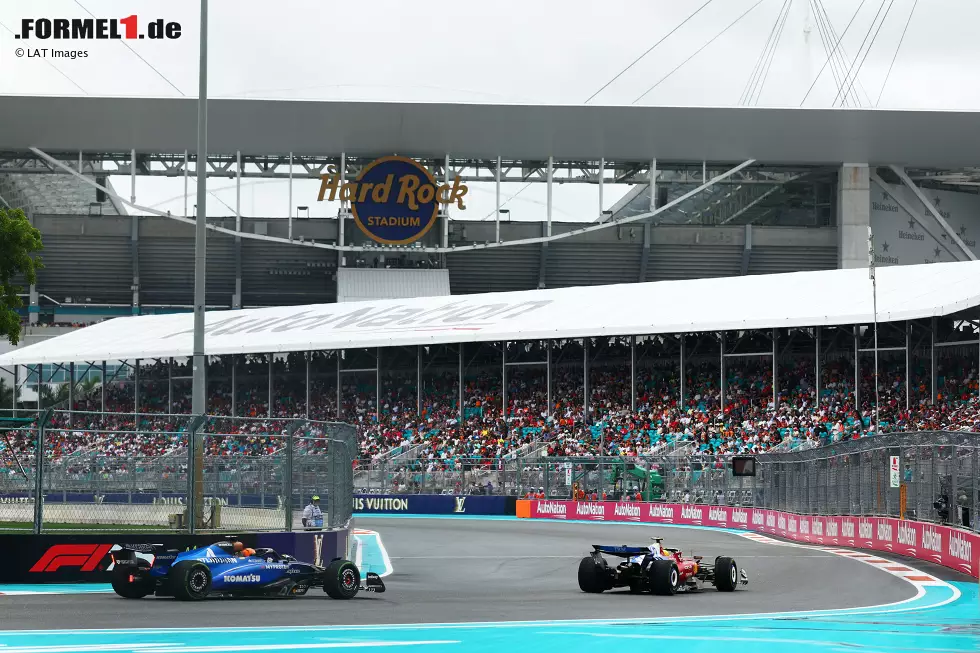 Foto zur News: Alexander Albon (Williams) und Lewis Hamilton (Ferrari)