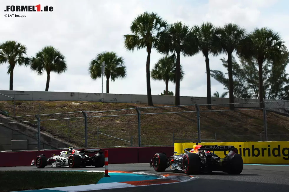 Foto zur News: Oliver Bearman (Haas) und Max Verstappen (Red Bull)