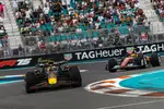 Foto zur News: Max Verstappen (Red Bull) und Lewis Hamilton (Ferrari)