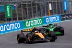 Foto zur News: Lando Norris (McLaren) und Gabriel Bortoleto (Sauber)