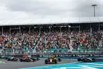 Foto zur News: Andrea Kimi Antonelli, Oscar Piastri (McLaren), Lando Norris (McLaren), Max Verstappen (Red Bull) und George Russell (Mercedes)