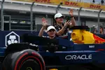 Foto zur News: Max Verstappen (Red Bull) und Yuki Tsunoda (Red Bull)