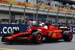 Foto zur News: Charles Leclerc (Ferrari) und Lewis Hamilton (Ferrari)