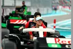 Foto zur News: Oliver Bearman (Haas) und Esteban Ocon (Haas)