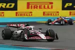 Foto zur News: Esteban Ocon (Haas) und Lewis Hamilton (Ferrari)