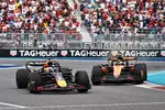 Foto zur News: Max Verstappen (Red Bull) und Lando Norris (McLaren)