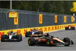 Foto zur News: Alexander Albon (Williams), Oscar Piastri (McLaren) und George Russell (Mercedes)