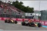 Foto zur News: Max Verstappen (Red Bull) und Oscar Piastri (McLaren)