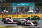 Foto zur News: Esteban Ocon (Haas), Isack Hadjar (Racing Bulls) und Lewis Hamilton (Ferrari)
