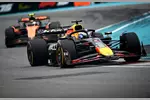Foto zur News: Max Verstappen (Red Bull) und Lando Norris (McLaren)