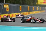 Foto zur News: Lewis Hamilton (Ferrari), Esteban Ocon (Haas) und Isack Hadjar (Racing Bulls)