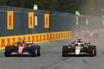 Foto zur News: Lewis Hamilton (Ferrari) und Esteban Ocon (Haas)