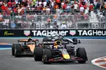Foto zur News: Max Verstappen (Red Bull) und Lando Norris (McLaren)