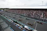 Foto zur News: Andrea Kimi Antonelli, Max Verstappen (Red Bull), Lando Norris (McLaren) und Oscar Piastri (McLaren)