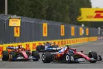 Foto zur News: Charles Leclerc (Ferrari), Lewis Hamilton (Ferrari) und Carlos Sainz (Williams)
