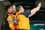 Foto zur News: Zak Brown, Oscar Piastri (McLaren) und Lando Norris (McLaren)