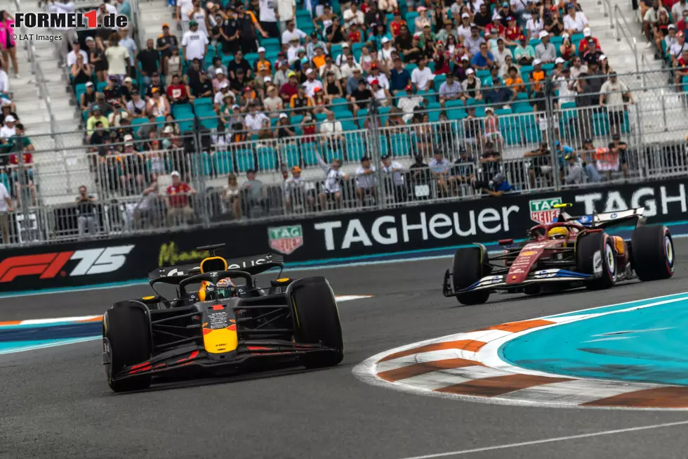 Foto zur News: Max Verstappen (Red Bull) und Lewis Hamilton (Ferrari)
