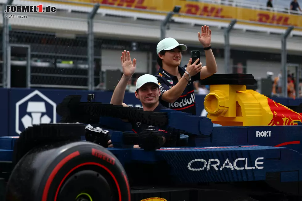 Foto zur News: Max Verstappen (Red Bull) und Yuki Tsunoda (Red Bull)