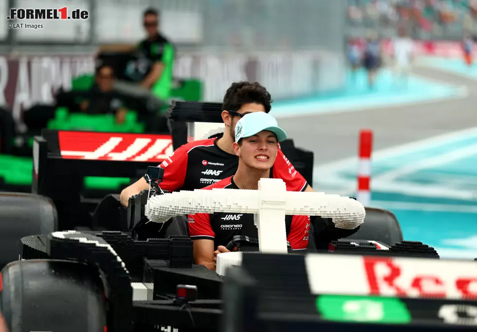 Foto zur News: Oliver Bearman (Haas) und Esteban Ocon (Haas)