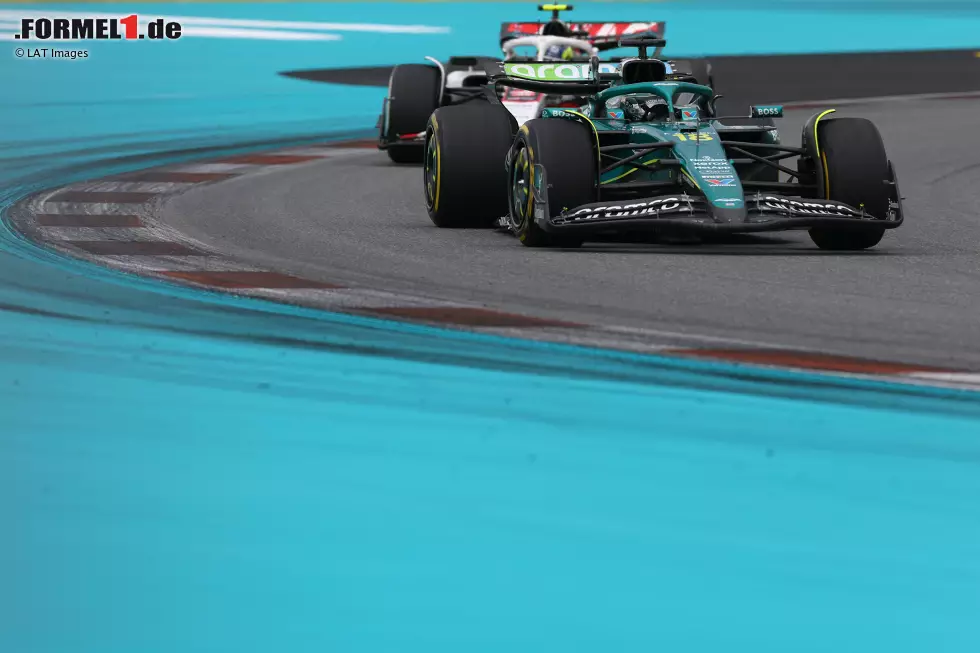 Foto zur News: Lance Stroll (Aston Martin) und Oliver Bearman (Haas)