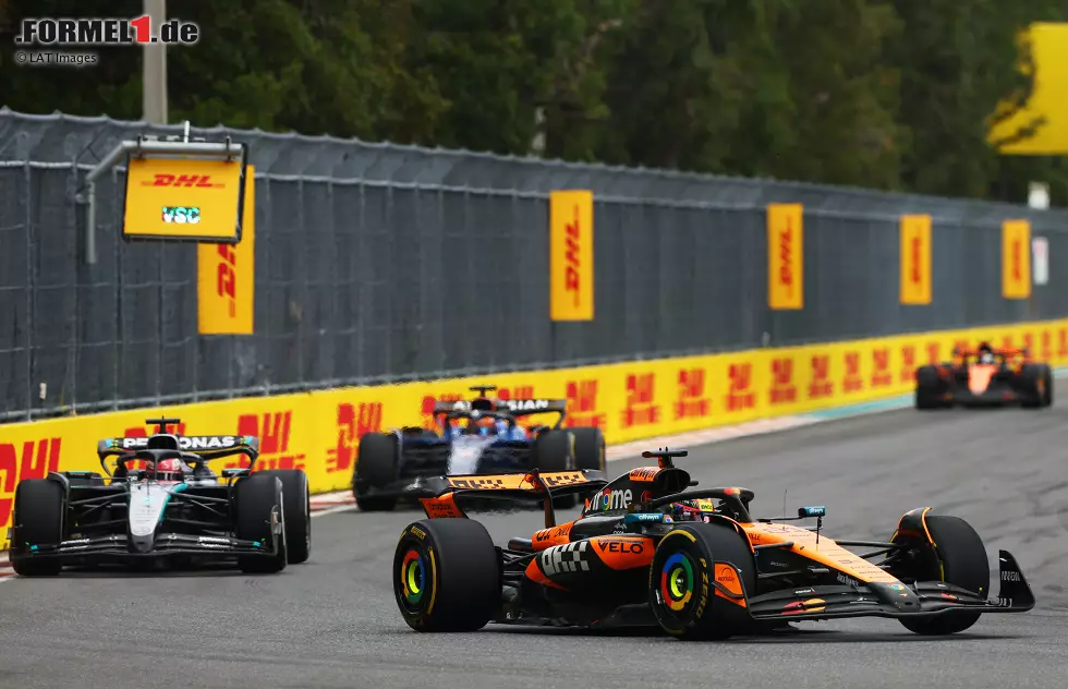 Foto zur News: Alexander Albon (Williams), Oscar Piastri (McLaren) und George Russell (Mercedes)
