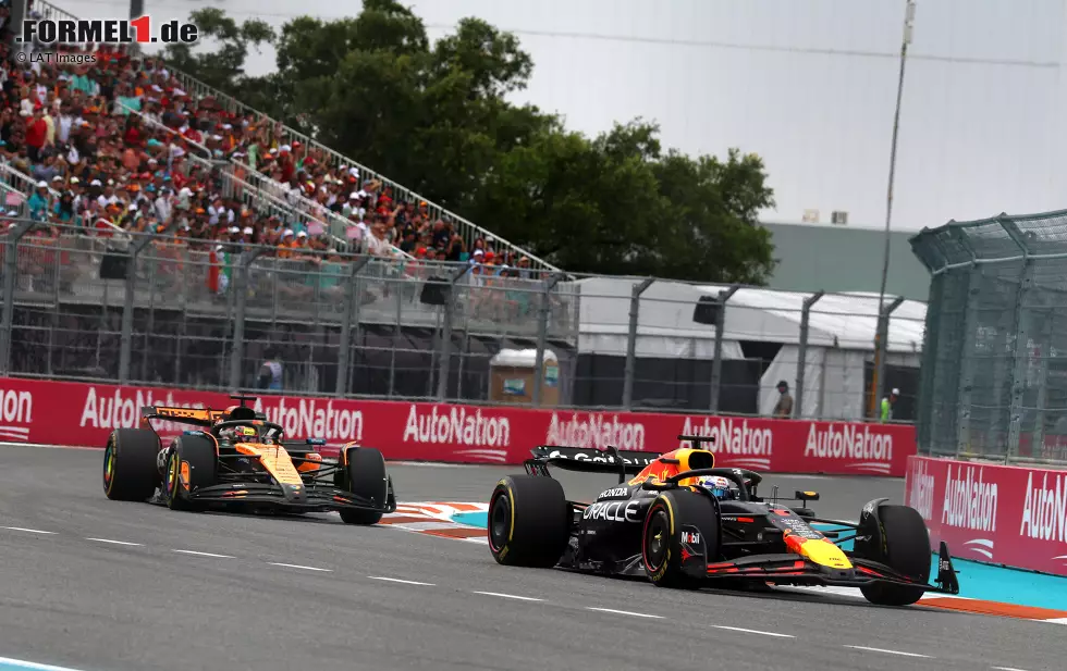 Foto zur News: Max Verstappen (Red Bull) und Oscar Piastri (McLaren)