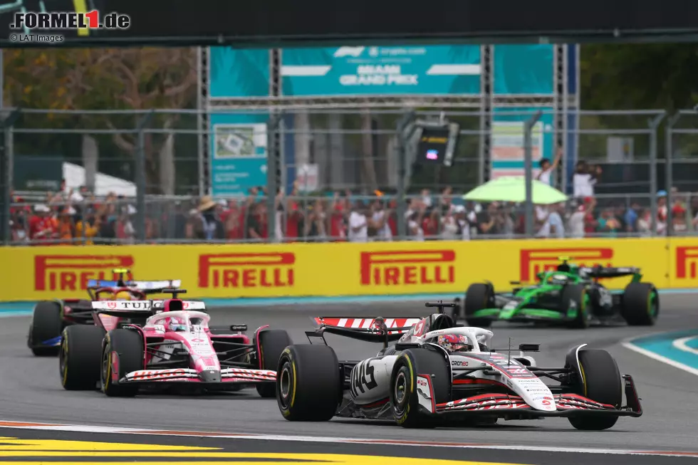 Foto zur News: Esteban Ocon (Haas), Isack Hadjar (Racing Bulls) und Lewis Hamilton (Ferrari)