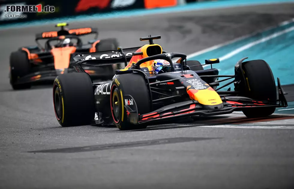Foto zur News: Max Verstappen (Red Bull) und Lando Norris (McLaren)