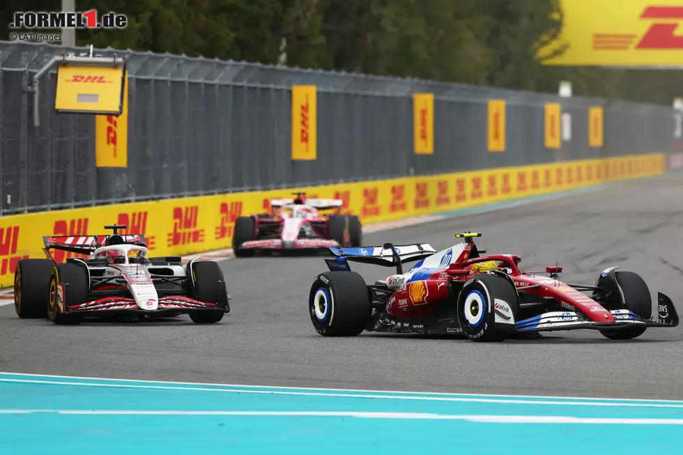 Foto zur News: Lewis Hamilton (Ferrari), Esteban Ocon (Haas) und Isack Hadjar (Racing Bulls)