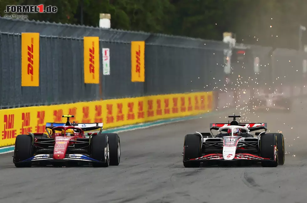 Foto zur News: Lewis Hamilton (Ferrari) und Esteban Ocon (Haas)