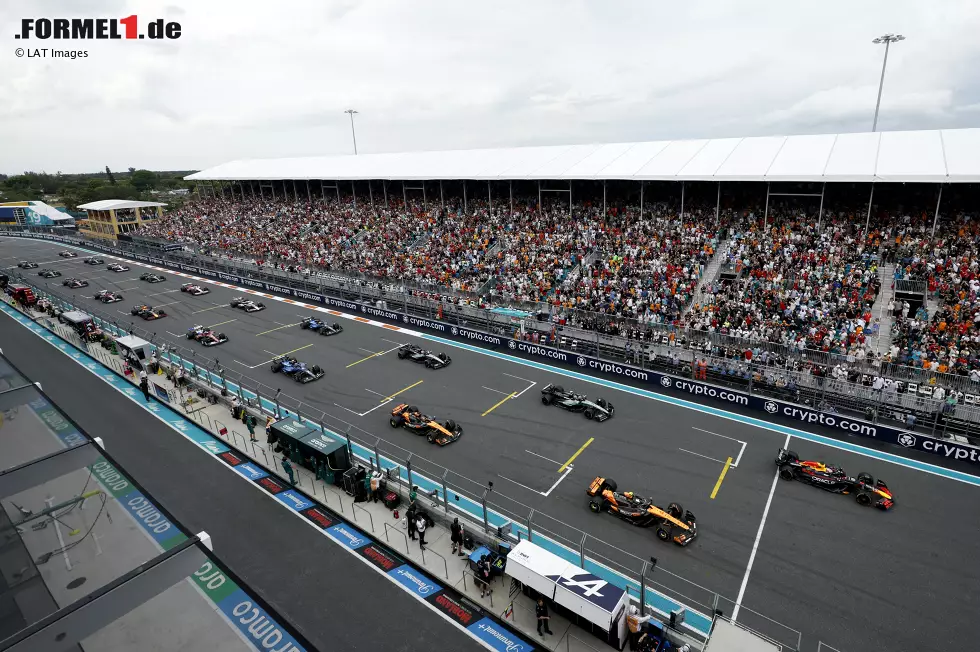 Andrea Kimi Antonelli, Max Verstappen (Red Bull), Lando Norris (McLaren) und Oscar Piastri (McLaren) Foto zur News: Andrea Kimi Antonelli, Max Verstappen (Red Bull), Lando Norris (McLaren) und Oscar Piastri (McLaren)