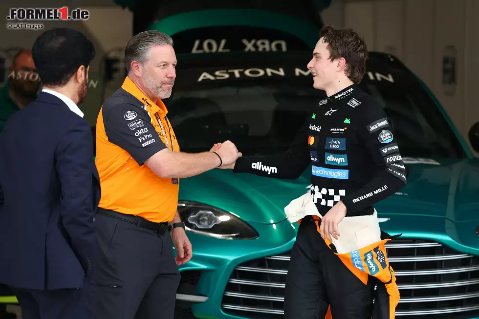 Foto zur News: Zak Brown und Oscar Piastri (McLaren)