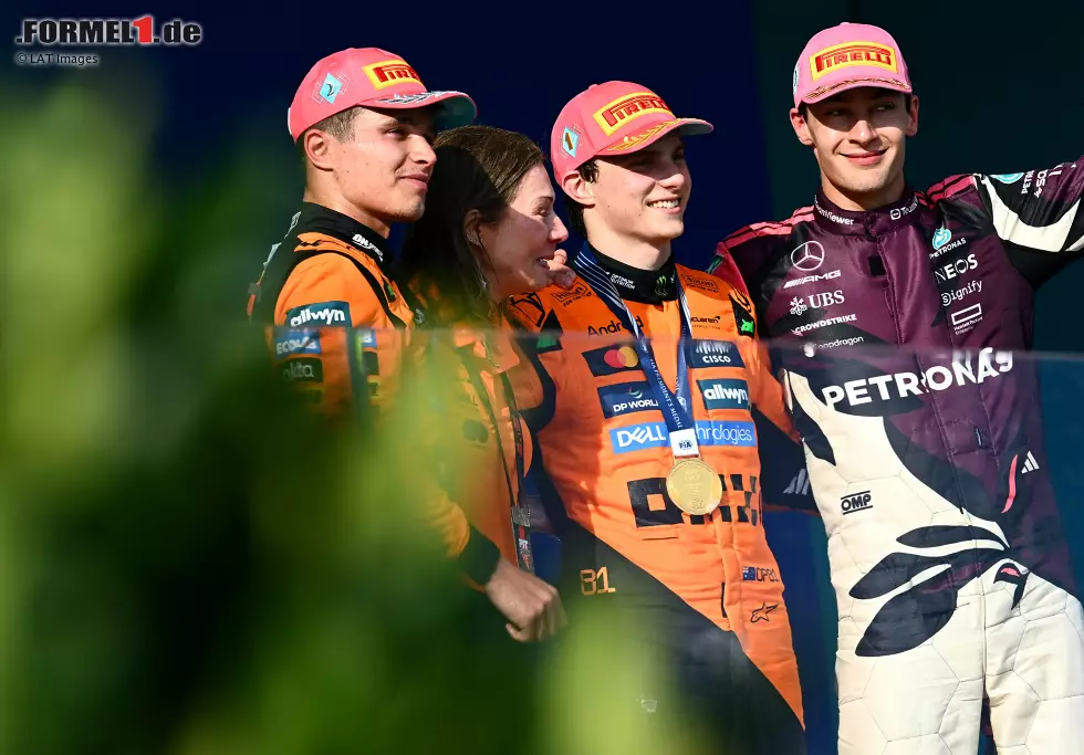 Foto zur News: Lando Norris (McLaren), Oscar Piastri (McLaren) und George Russell (Mercedes)