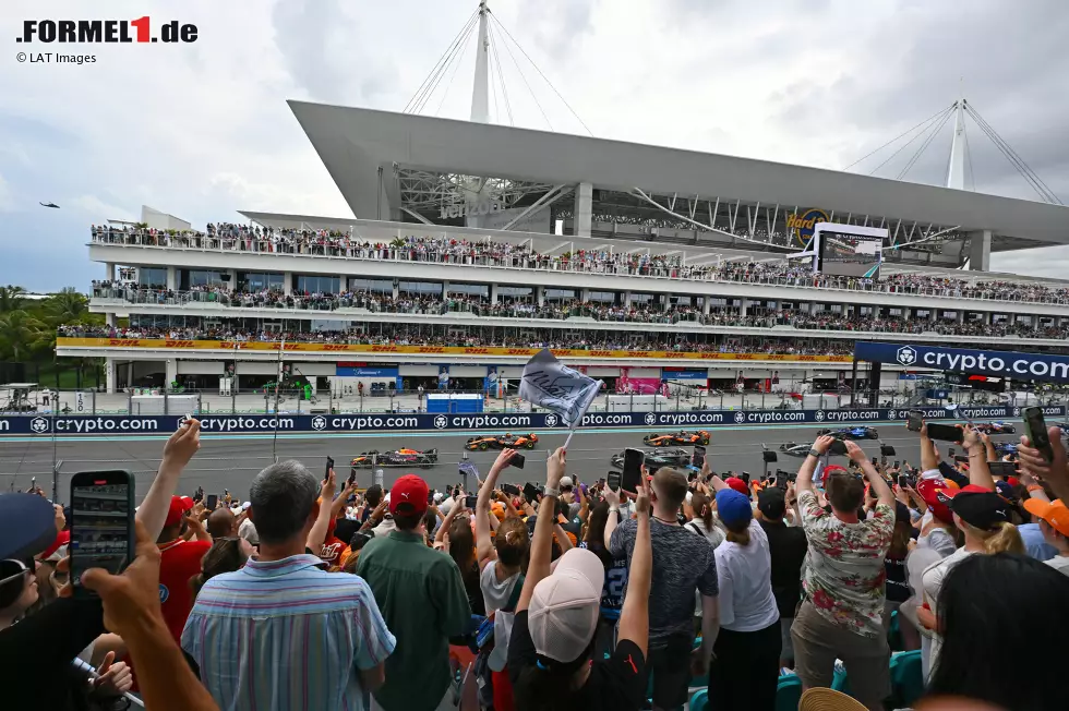 Andrea Kimi Antonelli, Max Verstappen (Red Bull), Lando Norris (McLaren) und Oscar Piastri (McLaren) Foto zur News: Andrea Kimi Antonelli, Max Verstappen (Red Bull), Lando Norris (McLaren) und Oscar Piastri (McLaren)