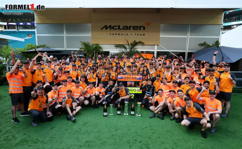 Foto zur News: Oscar Piastri (McLaren), Lando Norris (McLaren) und Zak Brown