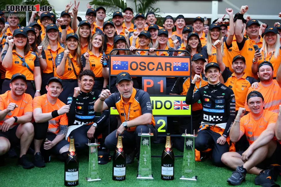 Foto zur News: Oscar Piastri (McLaren), Lando Norris (McLaren) und Zak Brown