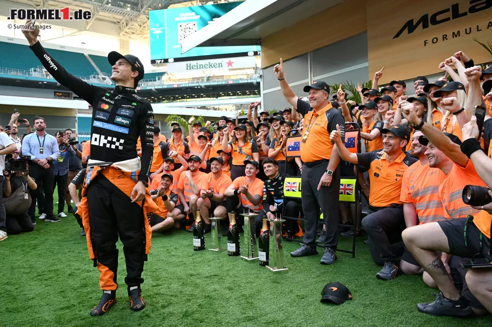Foto zur News: Oscar Piastri (McLaren), Lando Norris (McLaren) und Zak Brown
